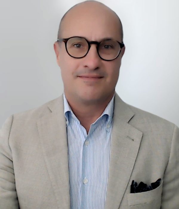 André C B de Aquino